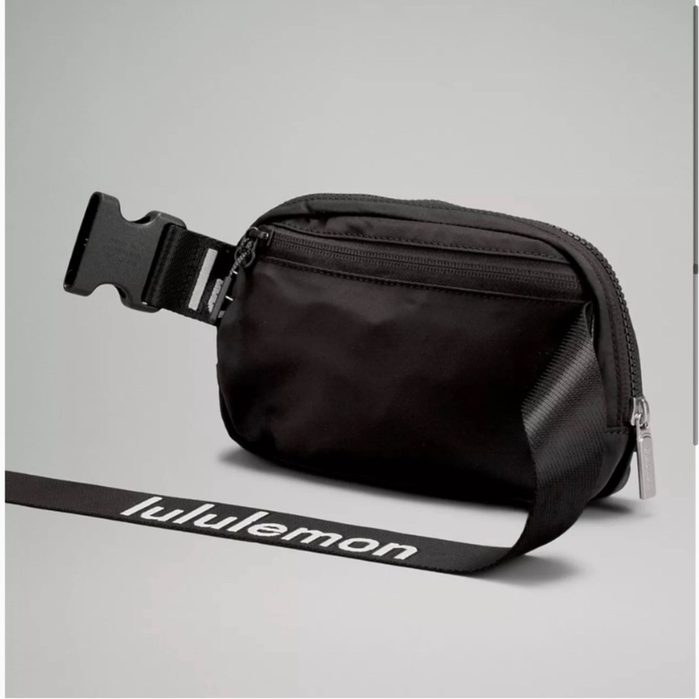 NWT Lululemon Everywhere Belt Bag Black White Logo Wordmark - Picture 4 of 9